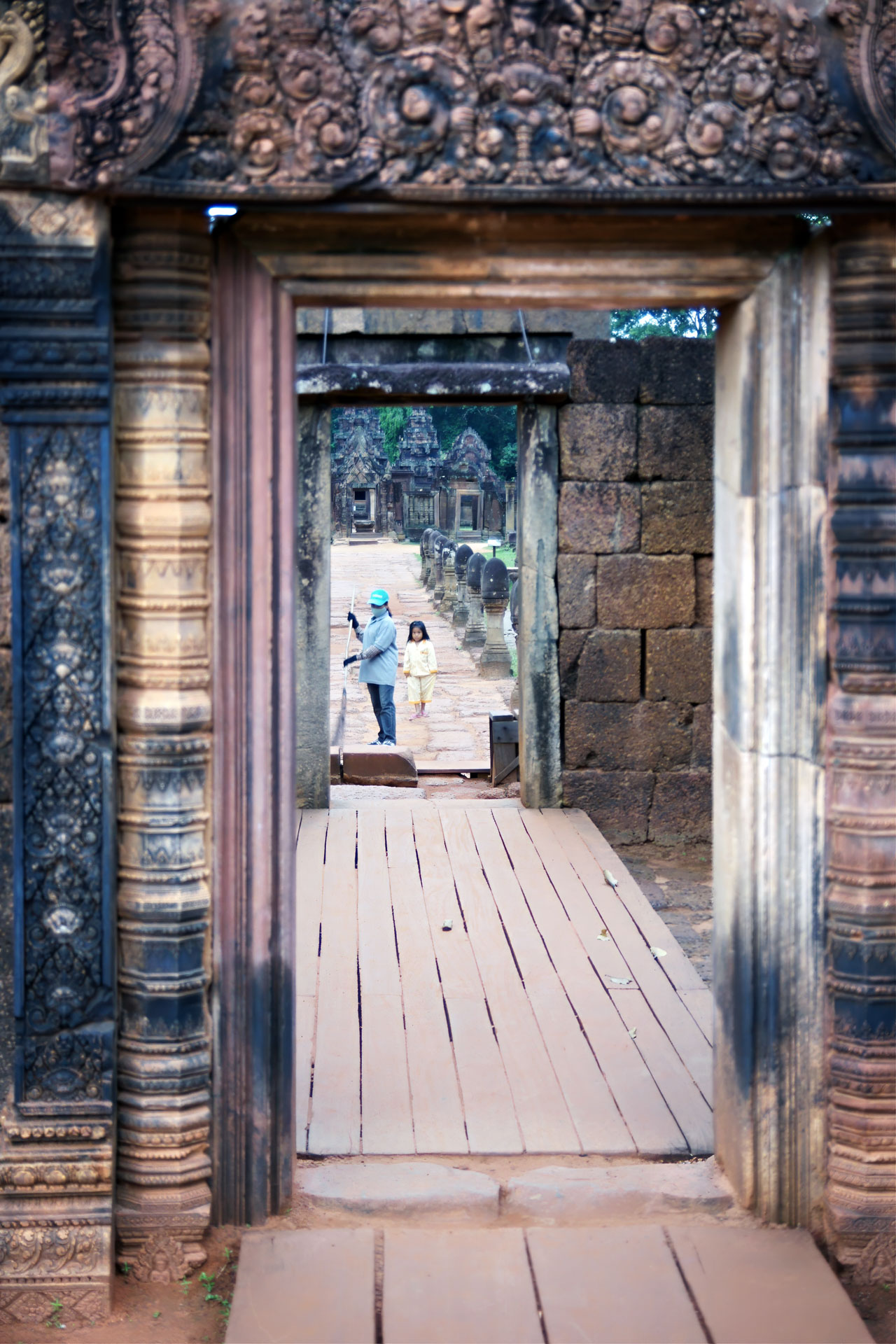 Banteay Srei ist eher eine der kleinen Tempelanlagen Angkors. Sie ist bekannt für die filigranen Steinmetzarbeiten.